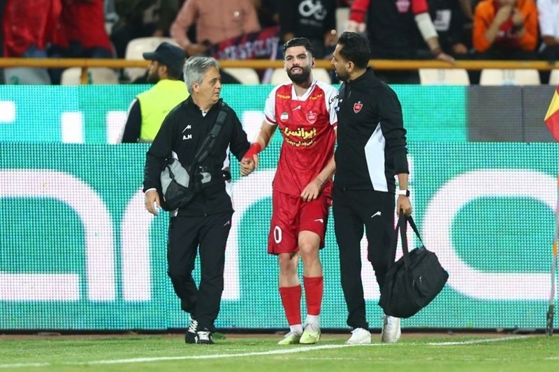 نماینده باشگاه سپاهان اصفهان از بازیکن مصدوم تیم فوتبال پرسپولیس عیادت کرد.