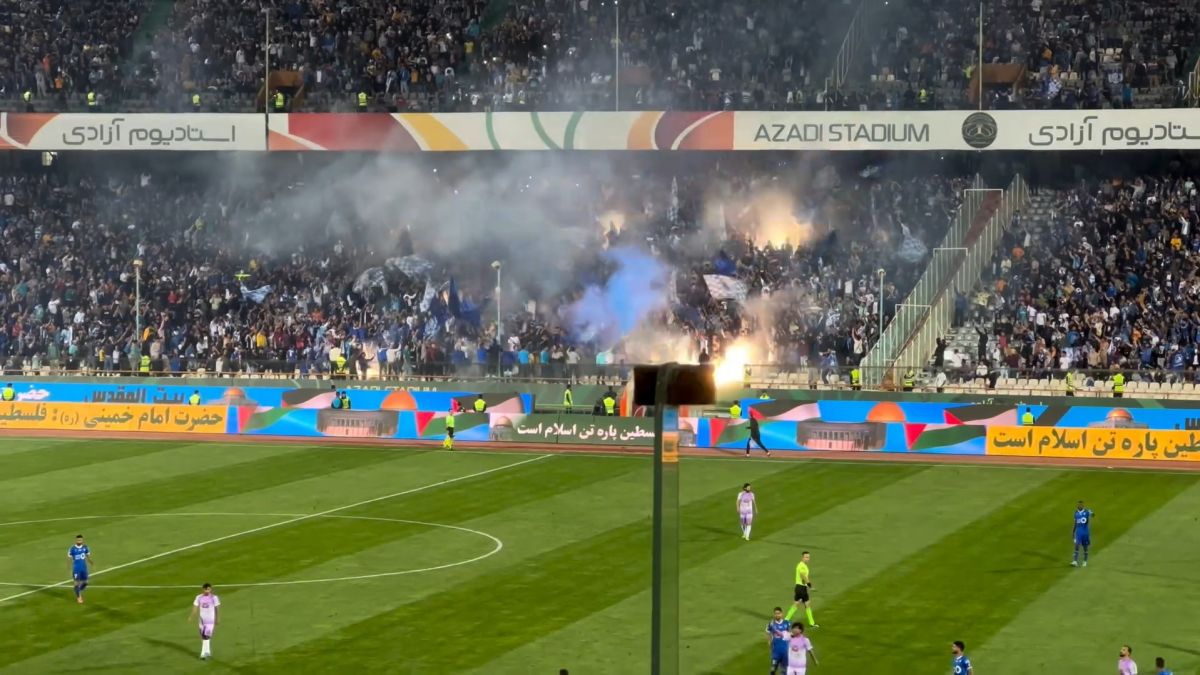 اختصاصی/ آتش بازی زیبای هواداران استقلال پیش از سوت آغاز دیدار مقابل هوادار