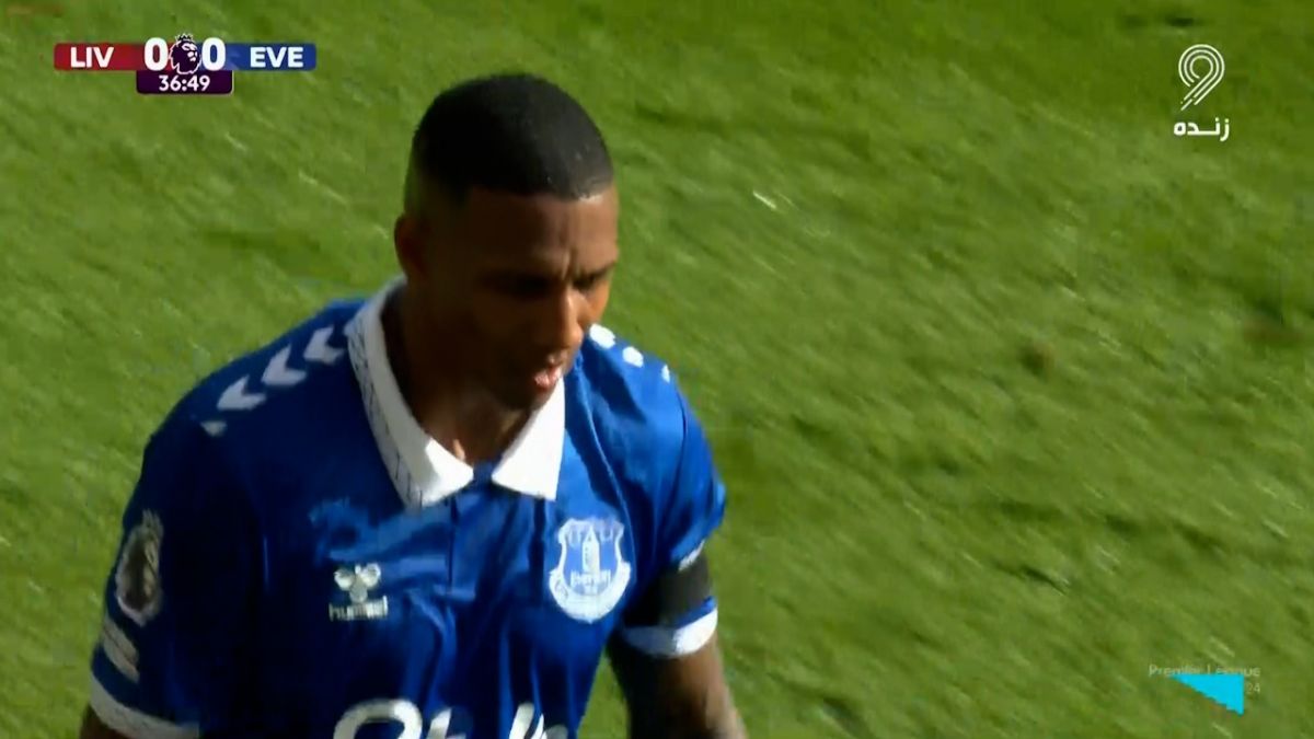 اخراج اشلی یانگ بازیکن اورتون مقابل لیورپول به دلیل دریافت کارت زرد دوم