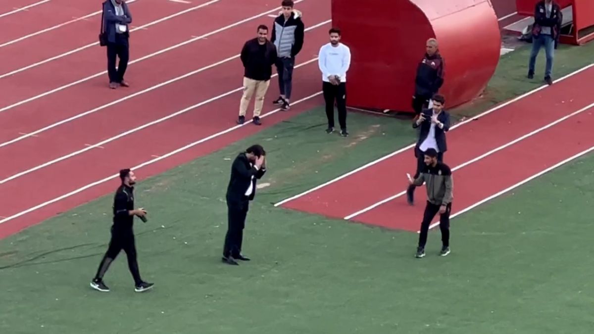 اختصاصی/ تشویق سعید دقیقی توسط هواداران تراکتور قبل از دیدار تراکتور و شمس آذر قزوین