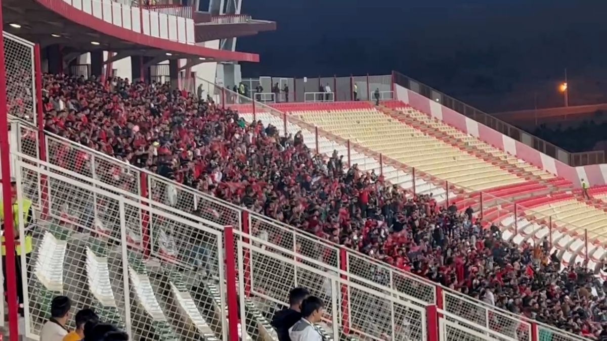 اختصاصی/ ورود دو تیم تراکتور و شمسآذر به زمین و تشویق تراکتوریهای حاضر در ورزشگاه یادگار امام(ره) تبریز