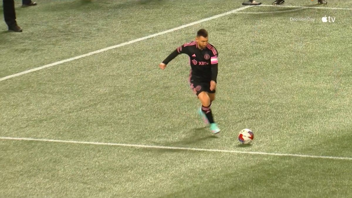 ضربه کاشته خطرناک لیونل مسی که با بدشانسی و برخورد با دروازه ‌بان و تیر دروازه تبدیل به گل نشد