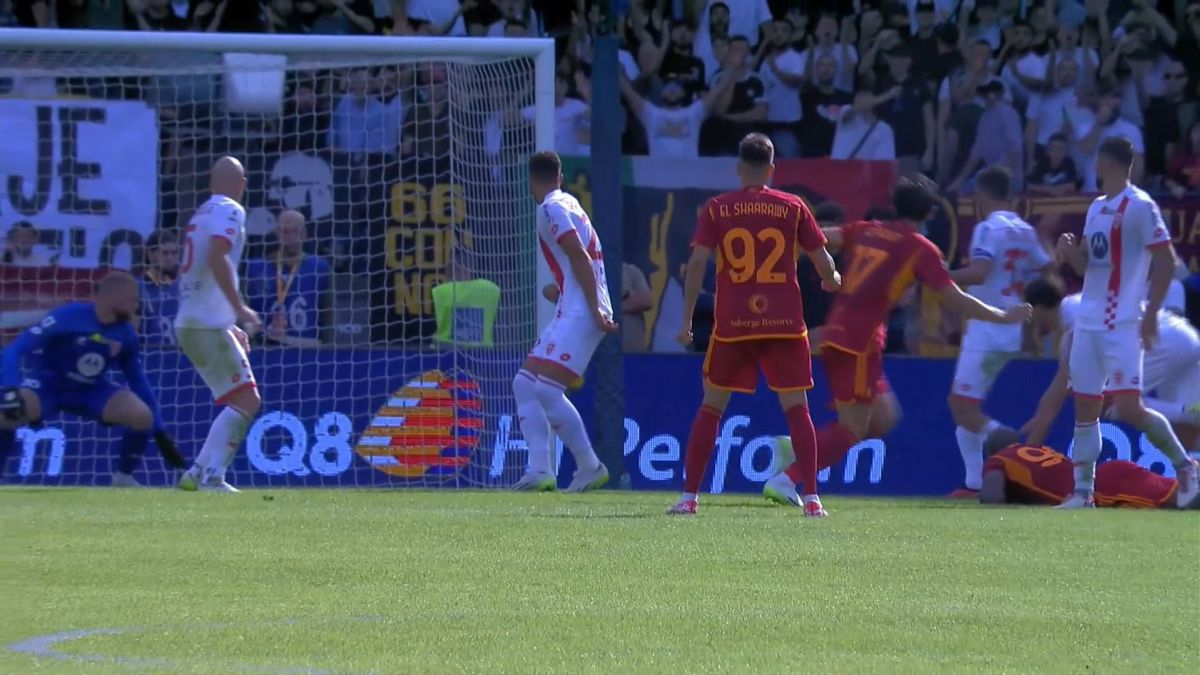 ضربه سردار آزمون با بدشانسی به تیر دروازه مونزا برخورد کرد