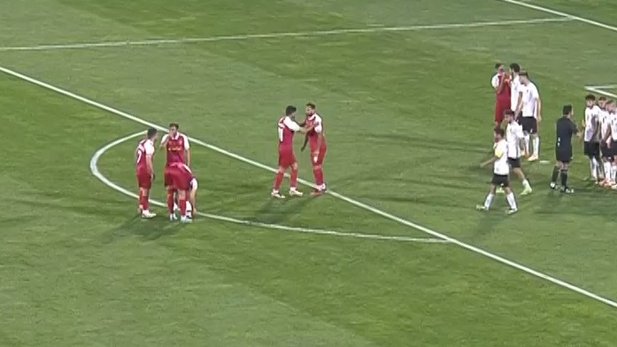 درگیری کنعانی زادگان با یکی از بازیکنان پرسپولیس برای زدن ضربه ایستگاهی مقابل استقلال تاجیکستان در نیمه اول