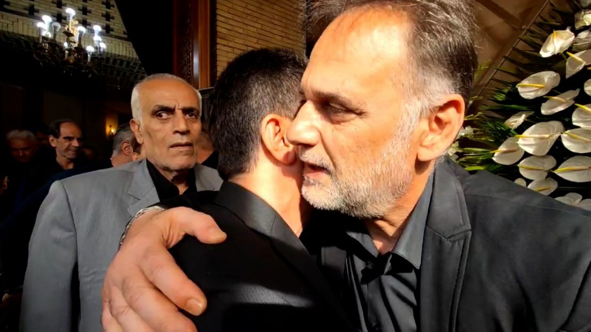 اختصاصی/ حضور امیر قلعه نویی سرمربی تیم ملی در مراسم ختم مادر مجید نامجو مطلق و خوش و بش با حسن روشن و بهتاش فریبا پیشکسوتان استقلال و تسلیت به مجید نامجو مطلق