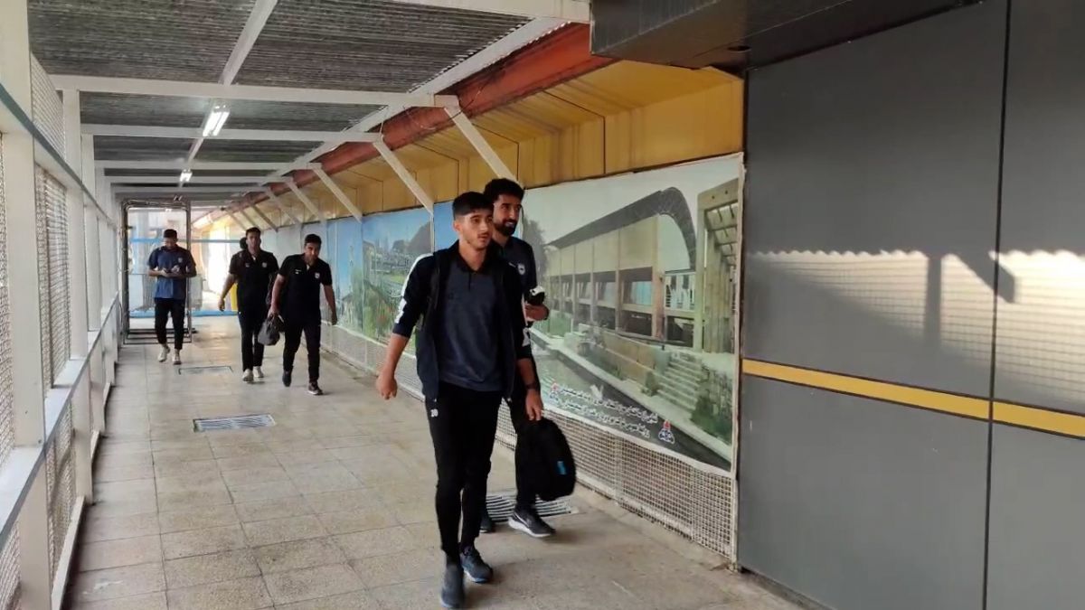 اختصاصی/ ورود بازیکنان نفت مسجدسلیمان و چادرملو و داوران مسابقه به ورزشگاه شهید بهنام محمدی