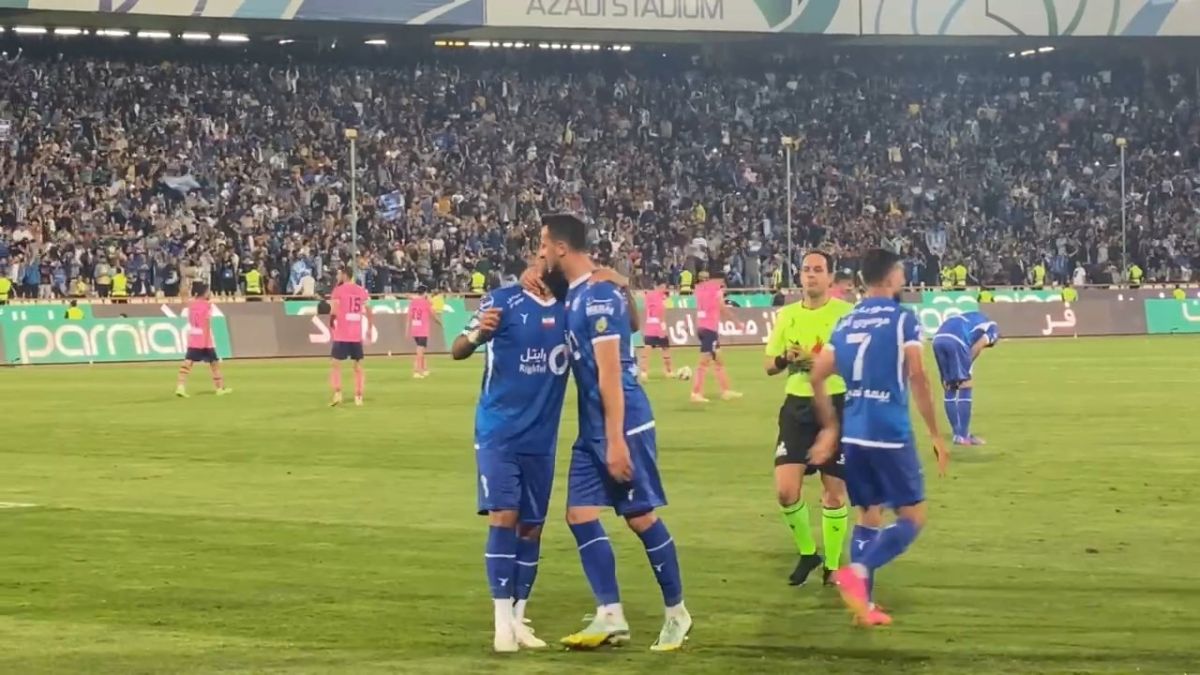 گل اول استقلال به آلومینیوم اراک توسط آرمان رمضانی از زاویه کنار زمین