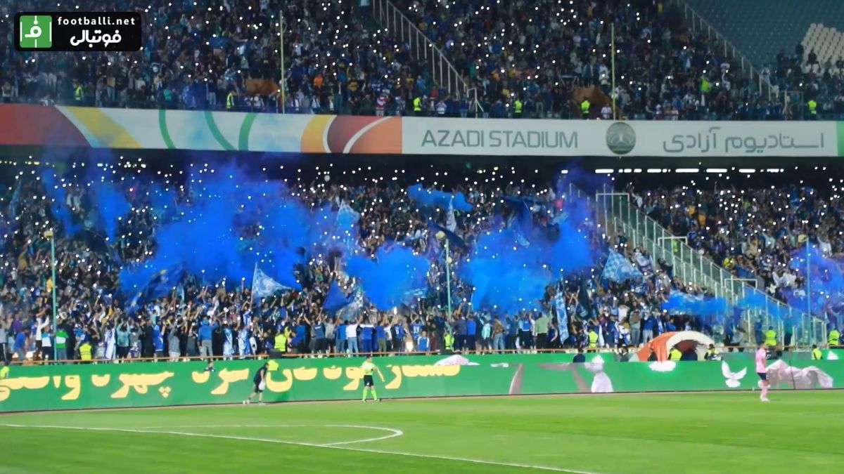 اختصاصی/ صحنه های زیبای روی سکوهای ورزشگاه آزادی توسط هواداران استقلال از زاویه دوربین فوتبالی