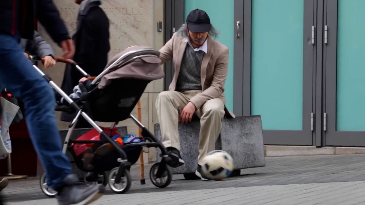 ویدیو جالب و تماشایی از حرکات نمایشی و تکنیکی با توپ فوتبال