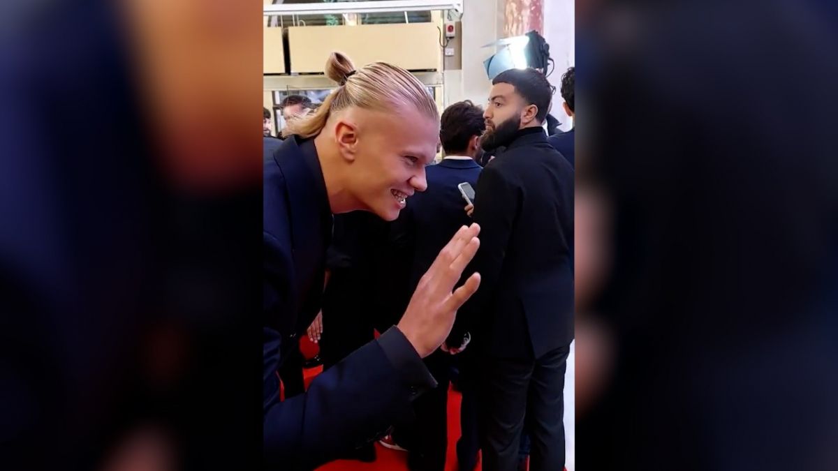 حضور ارلینگ هالند در مراسم توپ طلا و صحبت با کودکانی که در بیمارستان بستری هستند و از راه دور مراسم را تماشا می‌کنند