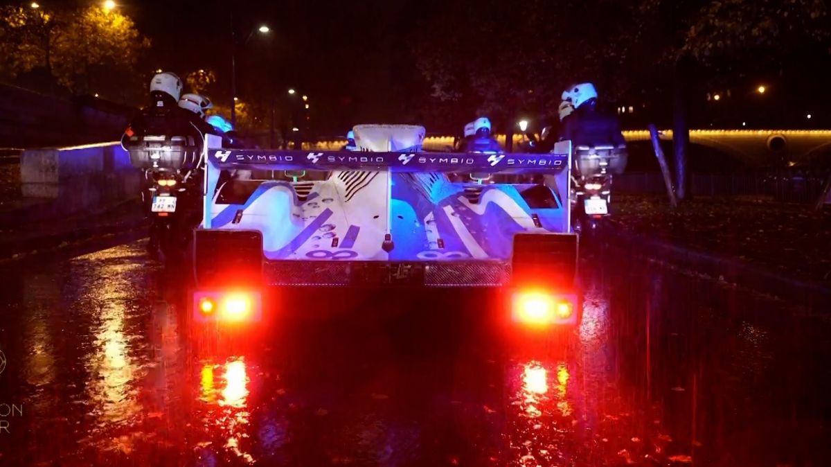 توپ طلا با ماشین فرمول یک در راه مراسم برترین بازیکن سال از نگاه فرانس فوتبال