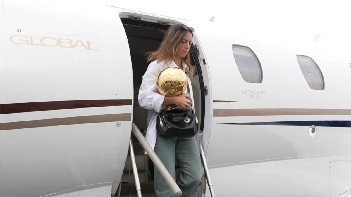 بازگشت آیتانا بونماتی ستاره بارسلون با توپ طلای بانوان به اسپانیا