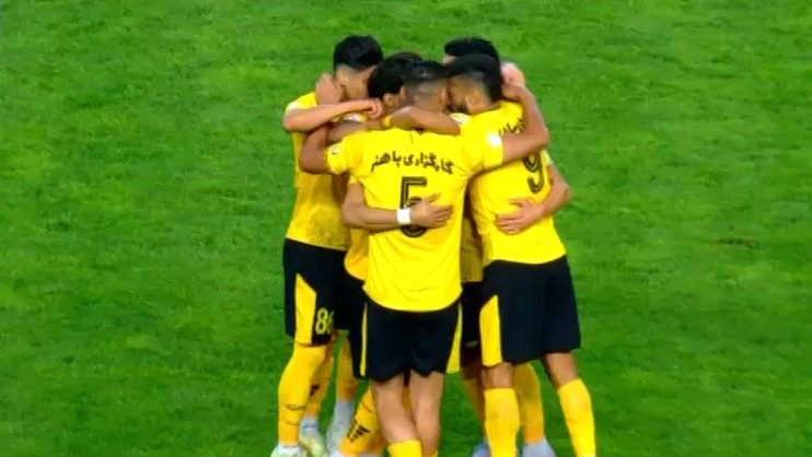 گل اول سپاهان به ملوان (رامین رضاییان پس از جنجال کمک داور)