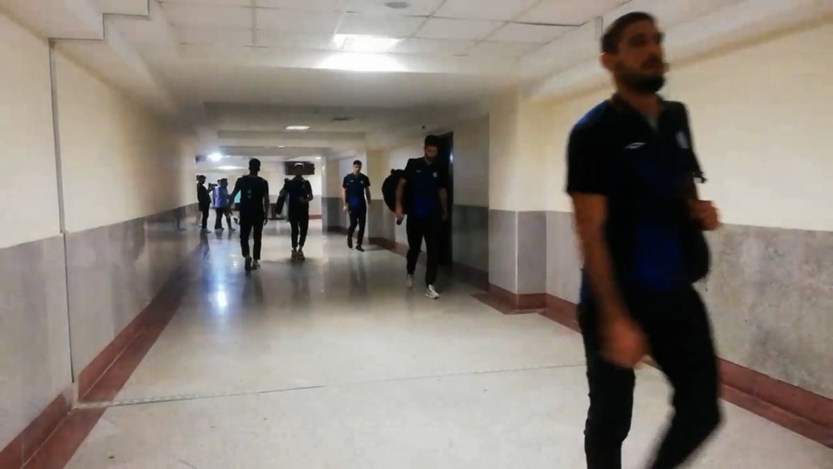 اختصاصی/ ورود بازیکنان دو تیم استقلال خوزستان و گل گهر سیرجان به ورزشگاه غدیر اهواز