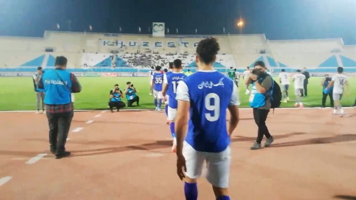 اختصاصی/ ورود بازیکنان دو تیم به استقلال خوزستان و گل گهر به زمین مسابقه و خوش و بش کادرفنی دو تیم