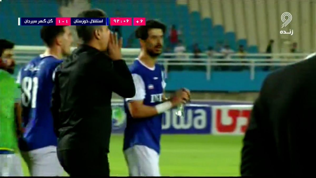 اخراج بازیکن استقلال خوزستان مقابل گل گهر و بیرون کشیدن بازیکنان توسط پورموسوی