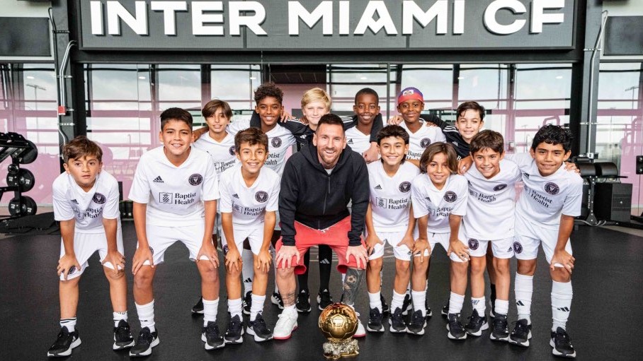 حضور لیونل مسی به همراه هشتمین توپ طلا در آکادمی اینتر میامی