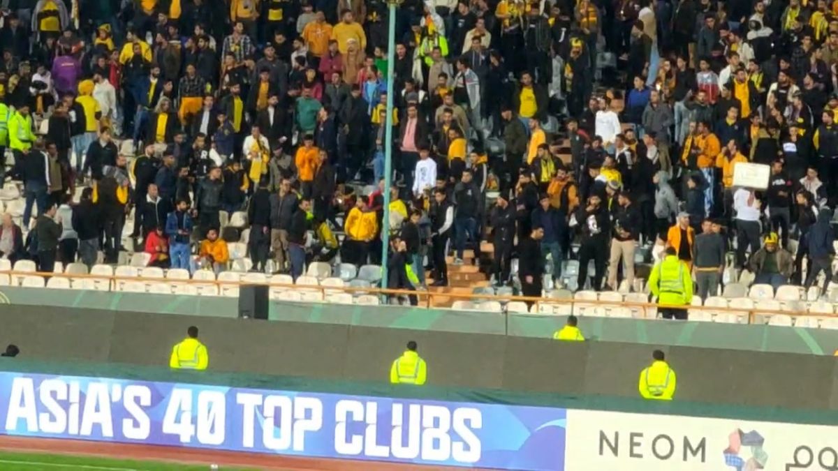 اختصاصی/ درگیری عجیب بین هواداران سپاهان روی سکوهای ورزشگاه آزادی