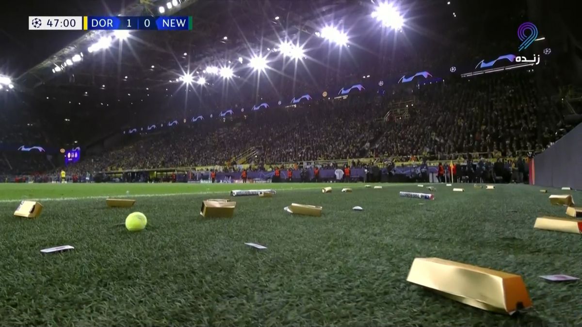 طعنه تماشاگران دورتموند به باشگاه نیوکاسل با پرتاب شمش طلای کاغذی به زمین