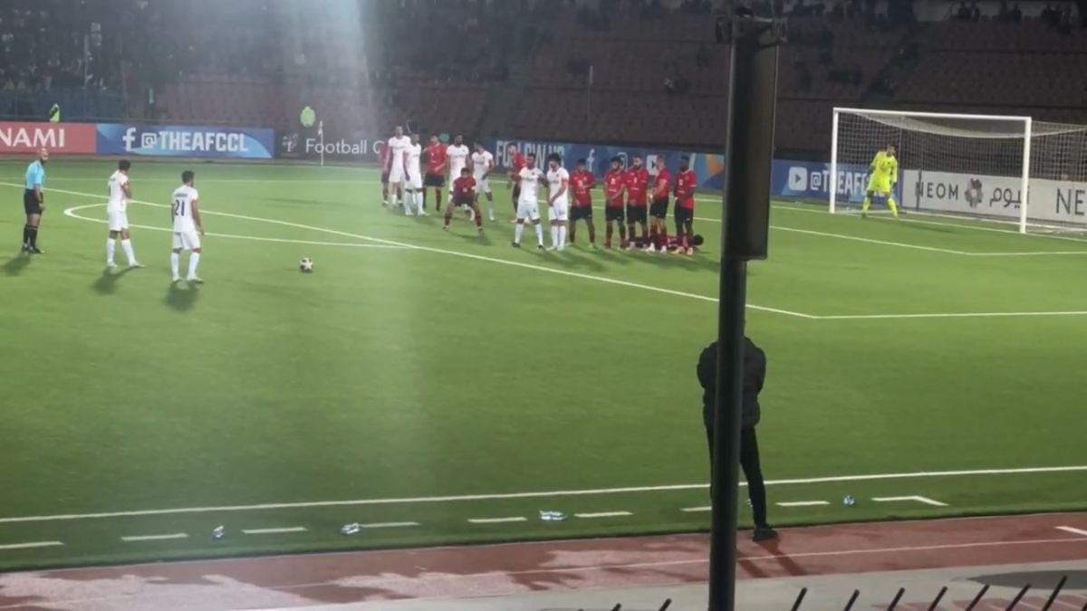 گل زیبای مهدی ترابی به استقلال تاجیکستان از زاویه جایگاه تماشاگران