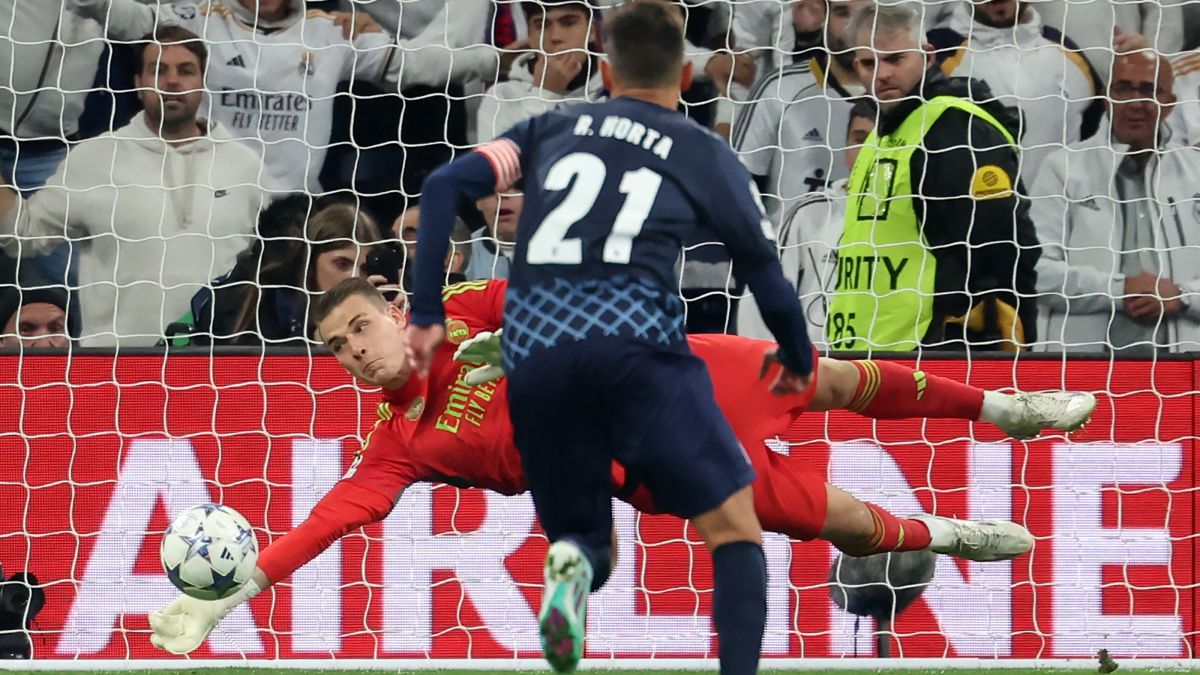 مهار پنالتی بازیکن براگا توسط لونین دروازه بان رئال مادرید