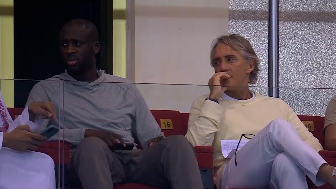 روبرتو مانچینی سرمربی و یحیی توره مربی تیم ملی عربستان از نزدیک شاهد بازی الریاض - الفتح هستند