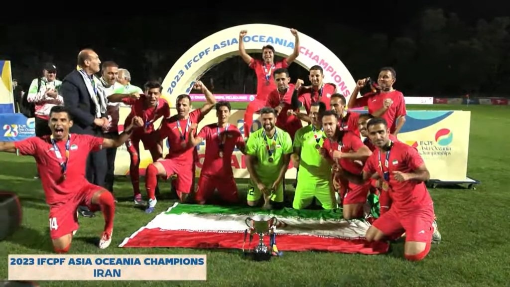 اهدای جام قهرمانی به تیم ملی فوتبال هفت نفره ایران