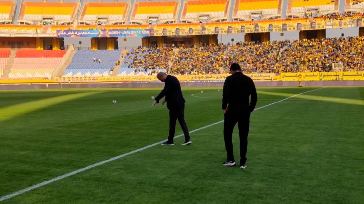 اختصاصی/ بررسی چمن ورزشگاه نقش جهان توسط یحیی گل‌محمدی و تشویق هواداران پرسپولیس