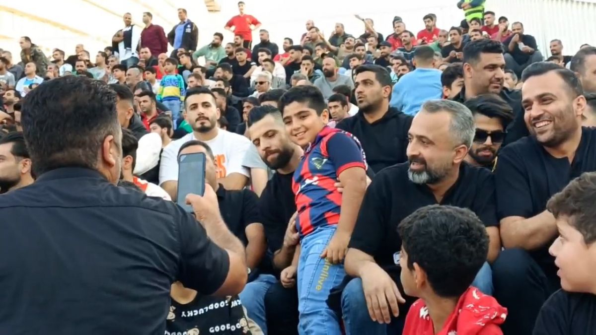 اختصاصی/ حضور محمد عباس زاده بازیکن قایمشهری تیم فولاد خوزستان در ورزشگاه وطنی در جریان بازی نساجی و ذوب آهن