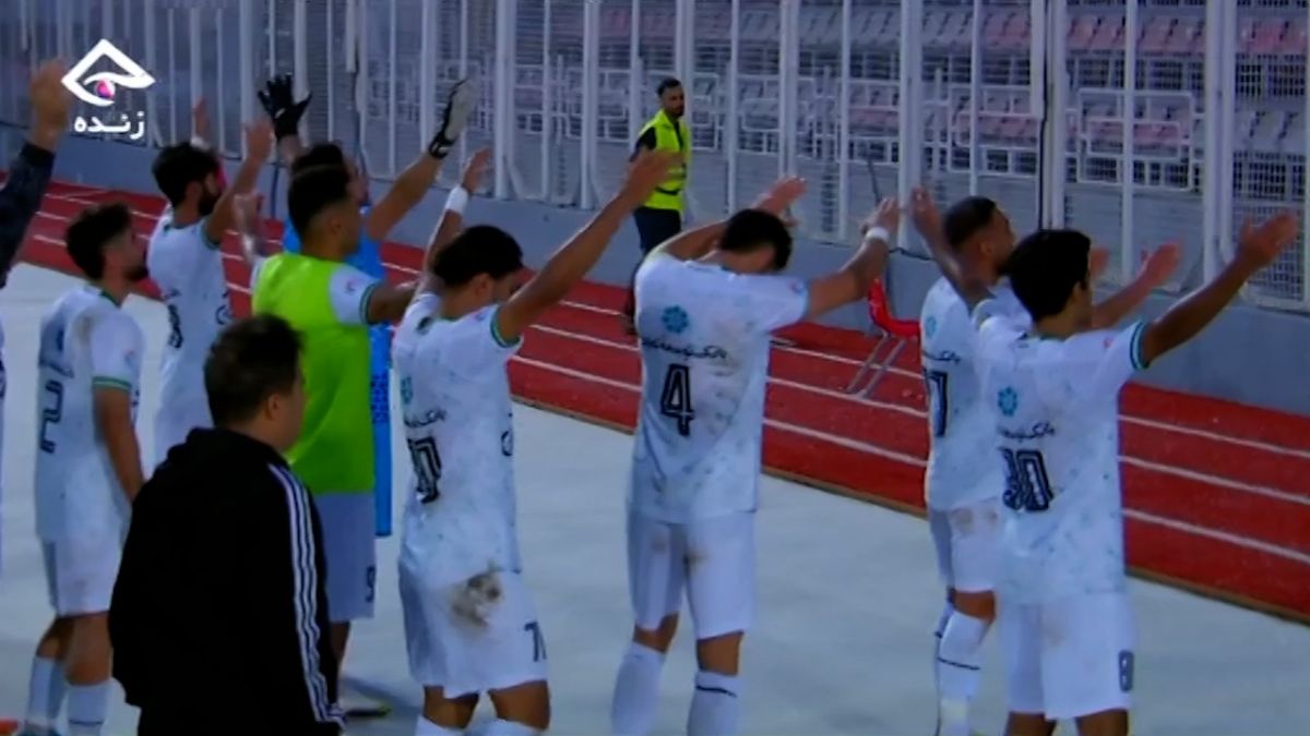 سوت پایان بازی نساجی - ذوب آهن و شادی محمد ربیعی و بازیکنان ذوب آهن با اندک هواداران ذوب آهنی حاضر در ورزشگاه شهید وطنی