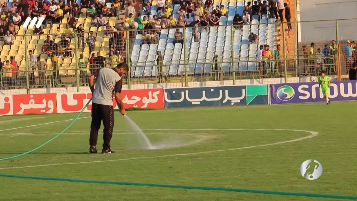 فوتبال برتر/ مشکل عجیب خط کشی زمین چمن ورزشگاه تختی آبادان در بازی صنعت نفت و هوادار
