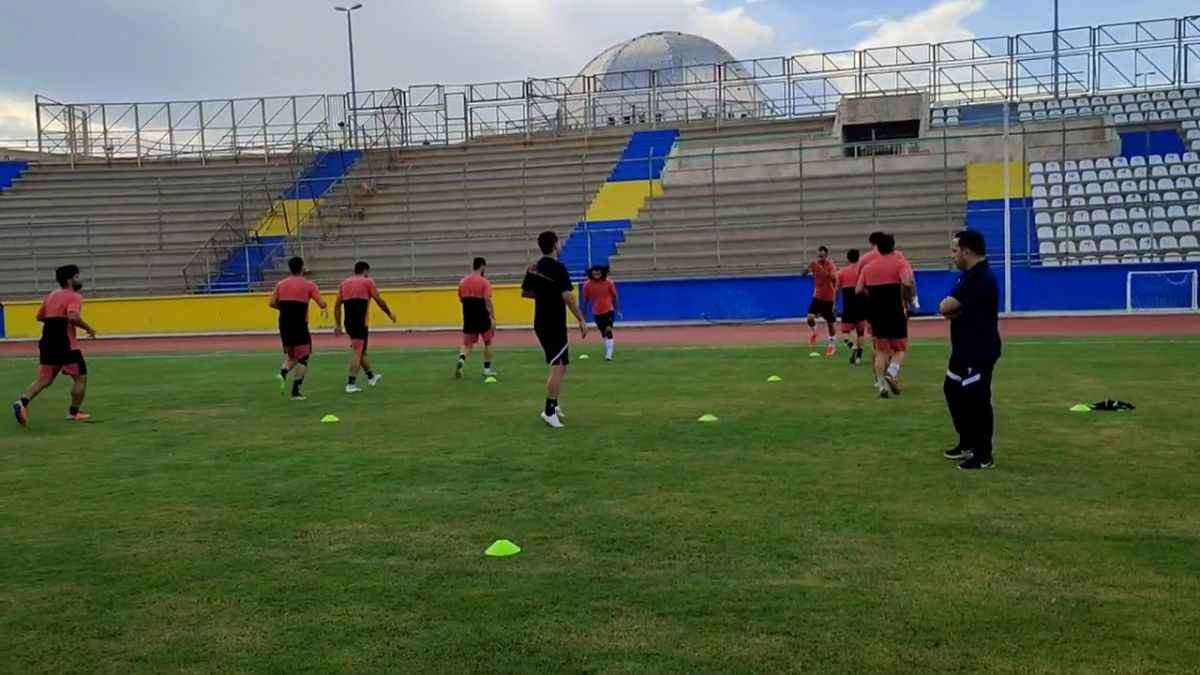 اختصاصی/ گرم کردن بازیکنان دو تیم نفت مسجدسلیمان و پارس جنوبی قبل از شروع مسابقه