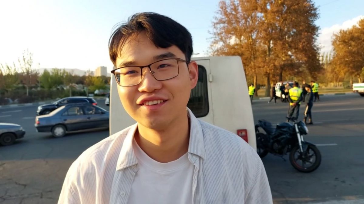 اختصاصی/ گفت و گو با هوادار چینی که به ورزشگاه آزادی آمده تا بازی ایران - هنگ کنگ را از نزدیک مشاهده کند