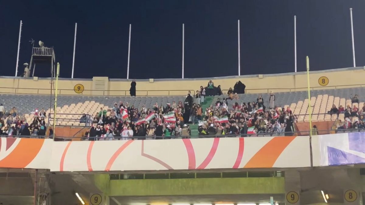 اختصاصی/ حضور بانوان هوادار تیم ملی در ورزشگاه آزادی و تشویق ملی پوشان