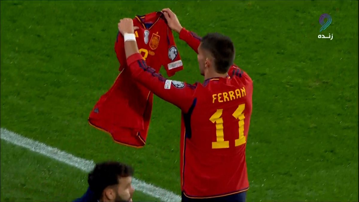 گل دوم اسپانیا به گرجستان (فران تورس) و حمایت از گاوی با نشان دادن لباس او در خوشحالی بعد از گل