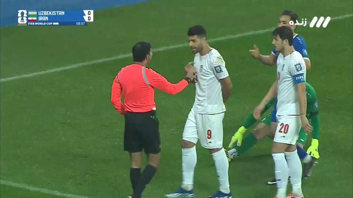 سرنگونی مهدی طارمی در محوطه جریمه ازبکستان که داور اعتقادی به پنالتی نداشت و تذکر جدی به او داد