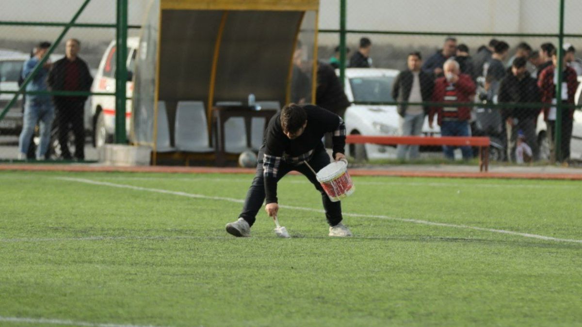 اختصاصی/ رنگ کردن زمین چمن در بین نیمه دیدار شهرداری آستارا و خیبر