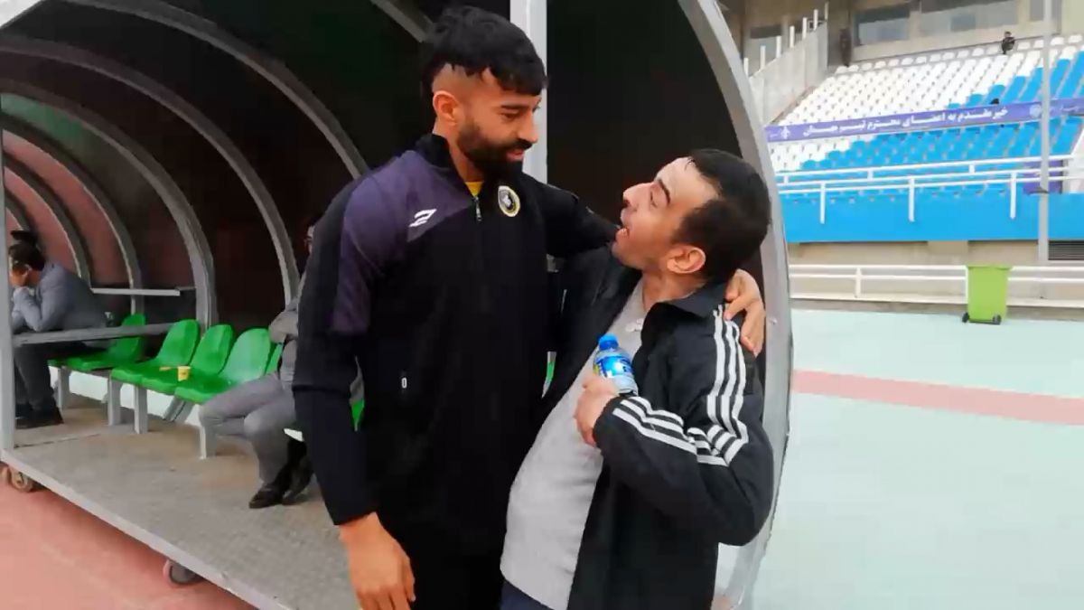 اختصاصی/ برخرود گرم رامین رضاییان با هوادار استقلالی و کم توان در بازی استقلال خوزستان - سپاهان