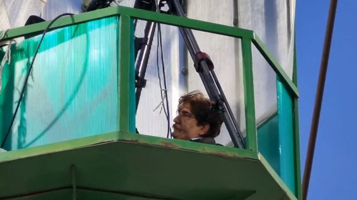 اختصاصی/ مصدومیت شدید تصویربردار صدا و سیما پس از برخورد توپ به صورتش با شوت قریشی بازیکن ذوب آهن