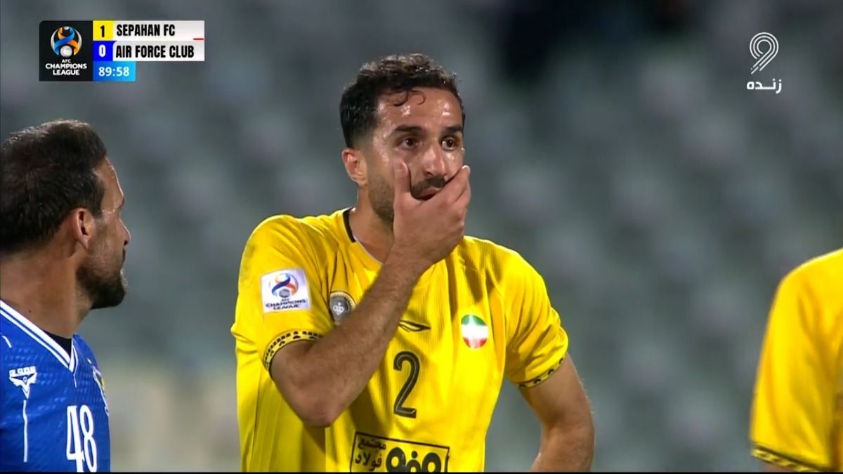 سپاهان 9 نفره شد؛ اخراج هادی محمدی پس از درگیری با بازیکن نیروی هوایی عراق
