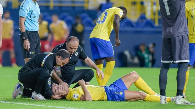 لحظه مصدومیت کریستیانو رونالدو در برخورد با علیرضا بیرانوند و انتقال به بیمارستان