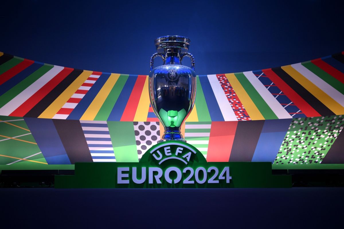 از جام قهرمانی رقابتهای یورو 2024 رونمایی شد (عکس)