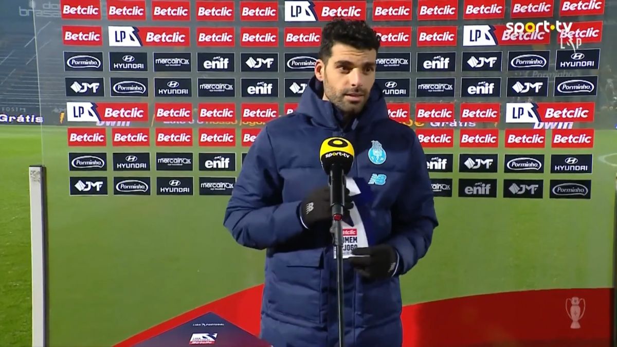 مهدی طارمی پس از دریافت جایزه بهترین بازیکن بازی پورتو و فامالیسائو حاضر به مصاحبه نشد