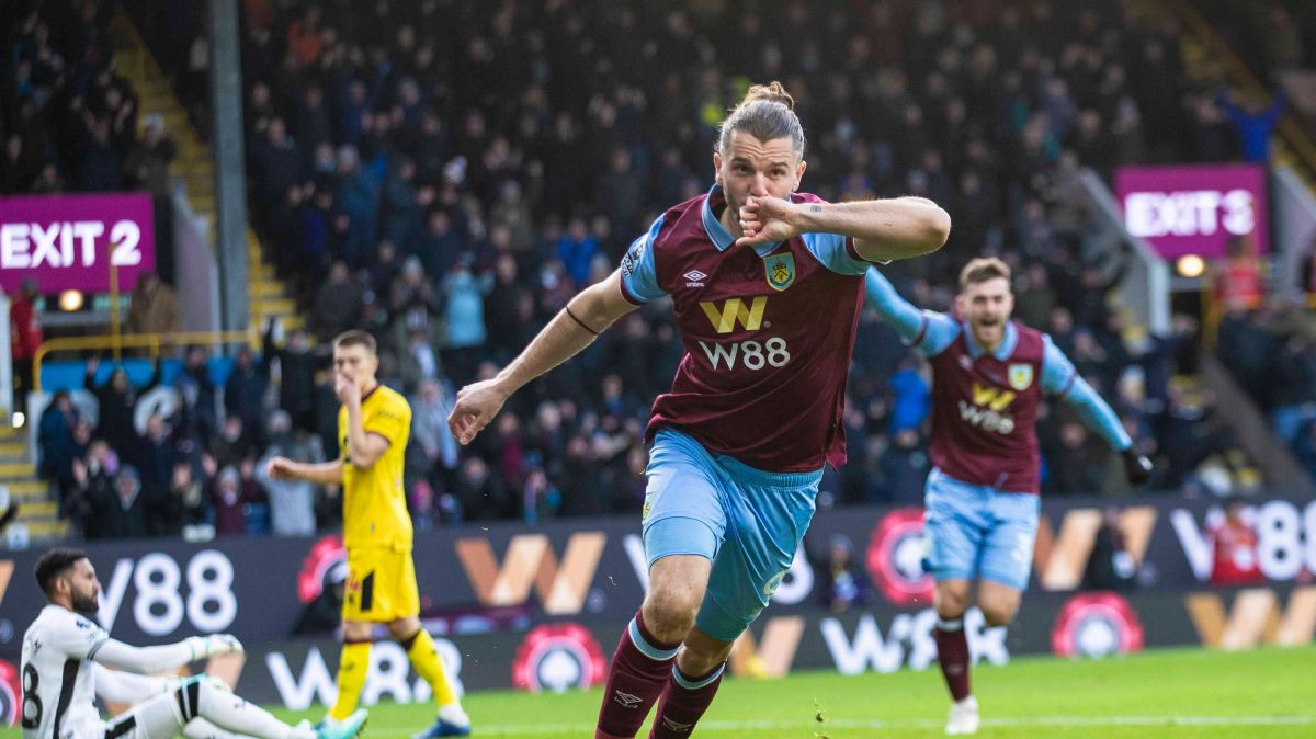 گل اول برنلی به شفیلدیونایتد در ثانیه 15