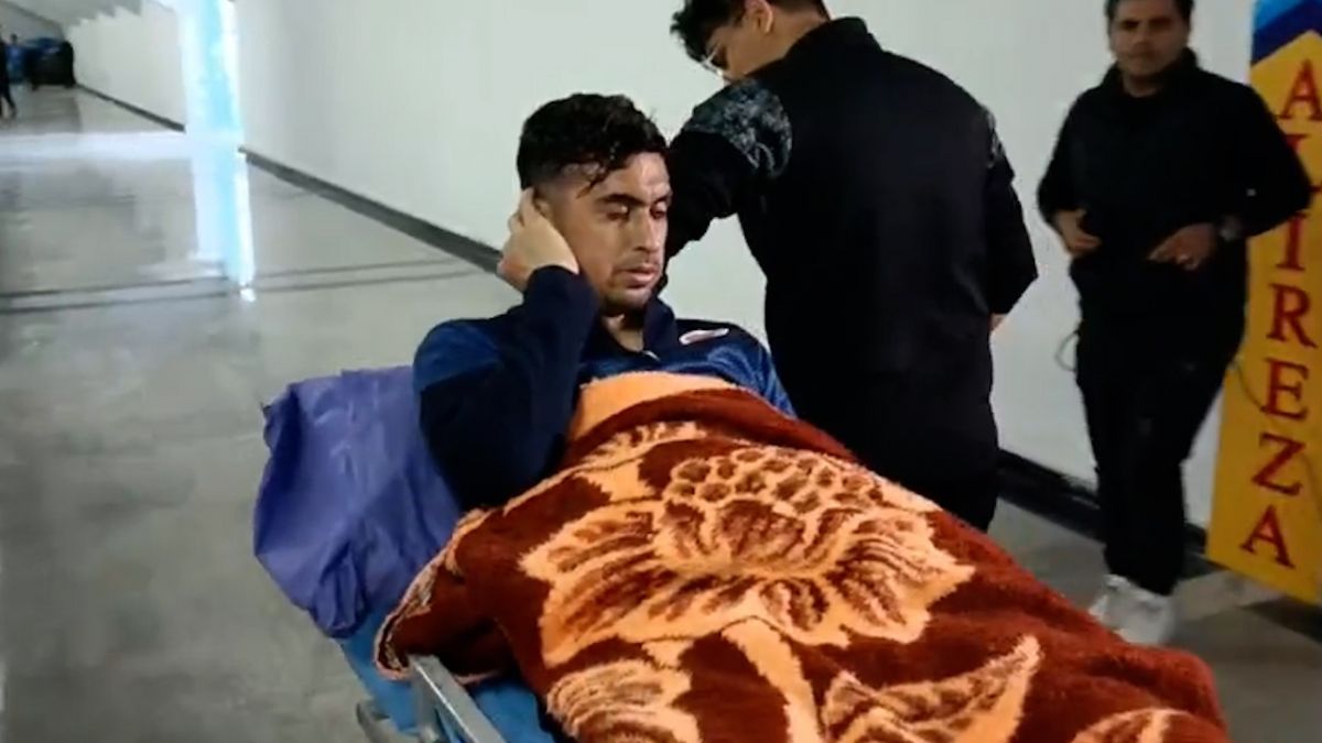 اختصاصی/ انتقال بابامحمدی بازیکن مصدوم تیم شهر راز شیراز به بیمارستان که در اواخر بازی با مدافع تیم دریای بابل سر به سر شد