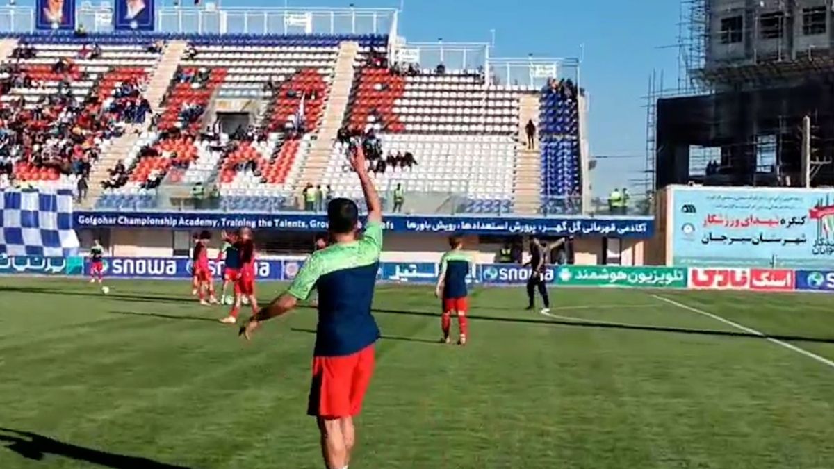 اختصاصی/ گرم کردن بازیکنان دو تیم گل گهر و تراکتور قبل از شروع مسابقه