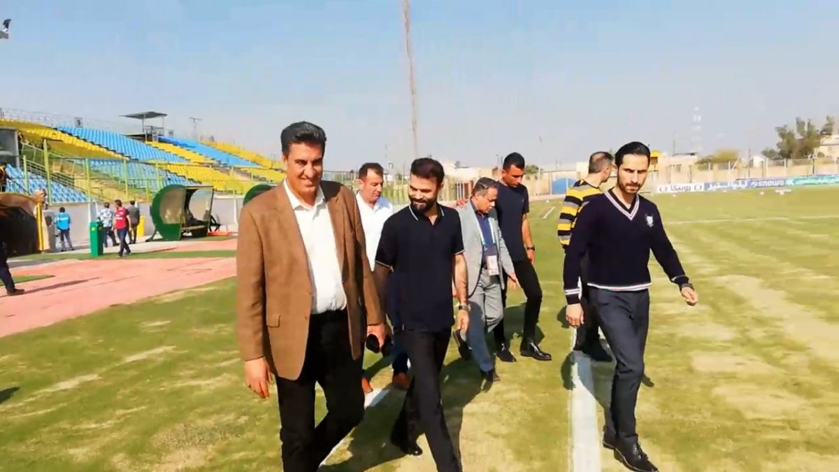 اختصاصی/ ورود خداداد افشاریان رییس کمیته داوران فدراسیون فوتبال و عضو هیات رییسه این فدراسیون به ورزشگاه آبادان و بازدید از شرایط ورزشگاه