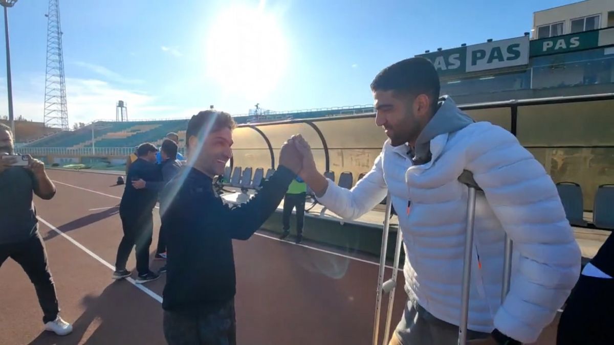 اختصاصی/ خوش و بش بازیکنان ذوب آهن با آرش قادری مدافع مصدوم ذوب آهنی ها