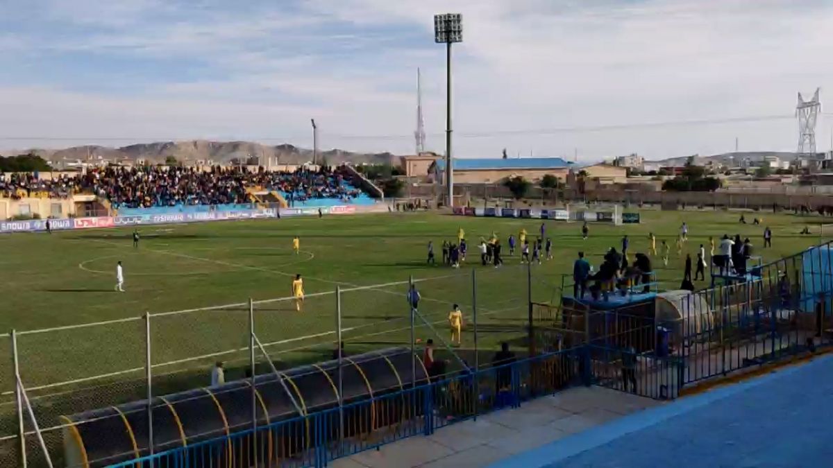 اختصاصی/ اعتراض کادر فنی و بازیکنان سایپا به داور مسابقه بعداز سوت پایان نیمه اول