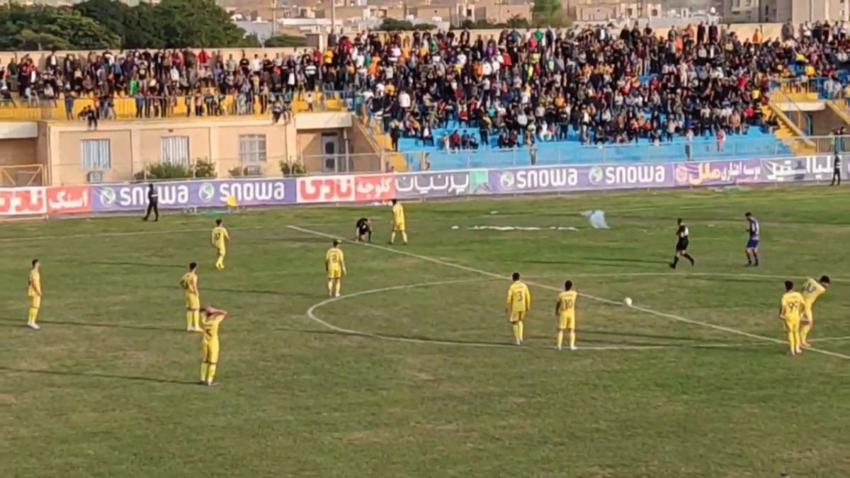 اختصاصی/ مصدومیت کمک داور به دلیل پرتاب مواد محترقه پس از گل نفت و گاز گچساران مقابل سایپا